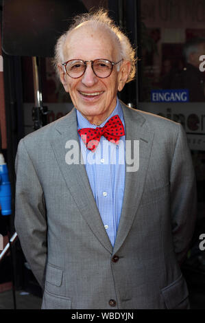 Il premio Nobel Eric Kandel assiste la premiere del film del suo film documentario "In cerca di memoria' a Colonia, Germania Foto Stock