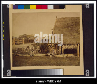 Quattro Ainu uomini con due barche, dal tetto di paglia edificio, sull'isola di Hokkiado, Giappone Abstract/medio: 1 stampa fotografica : albume, colorate a mano. Foto Stock