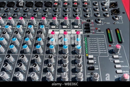 Close up foto professionali di un mixer audio con molte regolazioni, manopola interruttori e pulsanti del mixer audio del pannello di controllo. Foto Stock