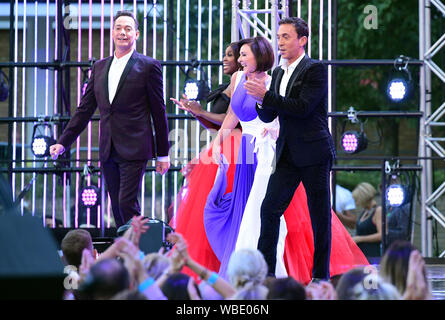 Craig Revel Horwood (sinistra), Motsi Mabuse, Shirley Ballas e Bruno Tonioli (destra) arrivando al tappeto rosso lancio di Strictly Come Dancing 2019, tenutosi presso il centro televisivo della BBC a Londra, Regno Unito. Foto Stock