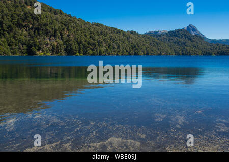 Lago Espejo Grande vicino a Villa La Angostura Neuquen in provincia, Argentina. Bel tramonto sul Lago Espejo Grande Foto Stock