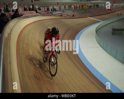 I ciclisti femmina equitazione sulla pista quando peruviana Federazione Ciclistica riceve il nuovo velodromo e inizia la sua formazione come una preparazione per la Lima 2019 Pan-American Games. Foto Stock