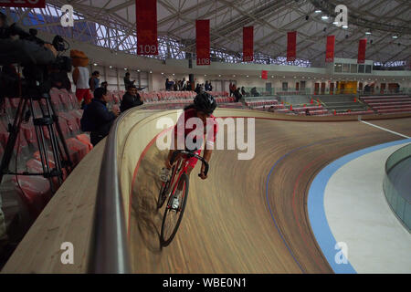 I ciclisti femmina equitazione sulla pista quando peruviana Federazione Ciclistica riceve il nuovo velodromo e inizia la sua formazione come una preparazione per la Lima 2019 Pan-American Games. Foto Stock