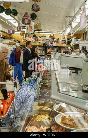 Deli presso la popolare Zabar alimentare e apparecchio store Upper West Side di New York City Foto Stock