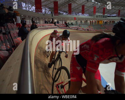 I ciclisti femmina equitazione sulla pista quando peruviana Federazione Ciclistica riceve il nuovo velodromo e inizia la sua formazione come una preparazione per la Lima 2019 Pan-American Games. Foto Stock