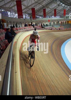 Ciclista equitazione sulla pista quando peruviana Federazione Ciclistica riceve il nuovo velodromo e inizia la sua formazione come una preparazione per la Lima 2019 Pan-American Games. Foto Stock