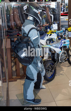 Russia, Izhevsk - Agosto 23, 2019: Yamaha Moto shop. Casco e tuta protettiva e altri accessori per il motocross vestito su un manichino. Famoso Foto Stock