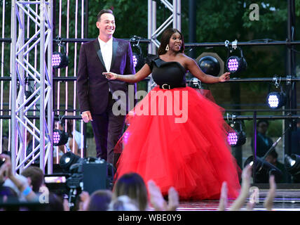 Craig Revel Horwood (sinistra) e Motsi Mabuse arrivando al tappeto rosso lancio di Strictly Come Dancing 2019, tenutosi presso il centro televisivo della BBC a Londra, Regno Unito. Foto Stock