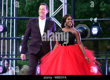 Craig Revel Horwood (sinistra) e Motsi Mabuse arrivando al tappeto rosso lancio di Strictly Come Dancing 2019, tenutosi presso il centro televisivo della BBC a Londra, Regno Unito. Foto Stock