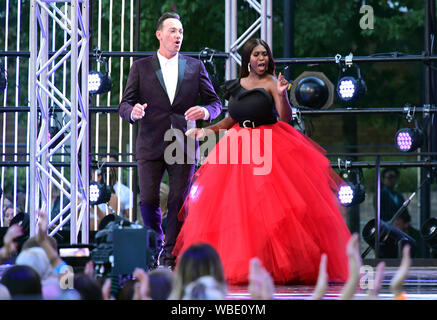 Craig Revel Horwood (sinistra) e Motsi Mabuse arrivando al tappeto rosso lancio di Strictly Come Dancing 2019, tenutosi presso il centro televisivo della BBC a Londra, Regno Unito. Foto Stock