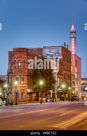 Genesee Street è la principale strada transitabile in Utica, Oneida County, nello Stato di New York, Stati Uniti d'America. Foto Stock