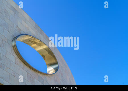 Pietra ovale dettaglio oppening cercando in interno cortile ombreggiato del Champalimaud Foundation advanced biomedical research center , Belem, Lisbona Foto Stock