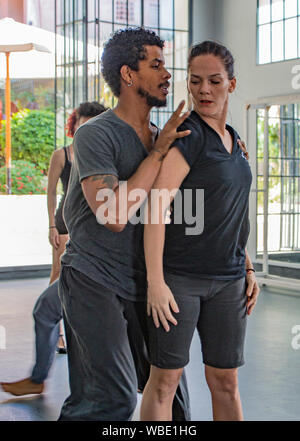 Danabierta Dance Troupe, L Avana, 20 Nov 2017 - Danza le prassi aziendali la loro ultima routine di prestazioni Foto Stock