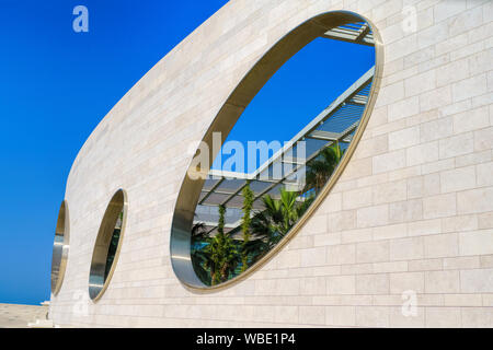 Pietra ovale dettaglio oppening cercando in interno cortile ombreggiato del Champalimaud Foundation advanced biomedical research center , Belem, Lisbona Foto Stock