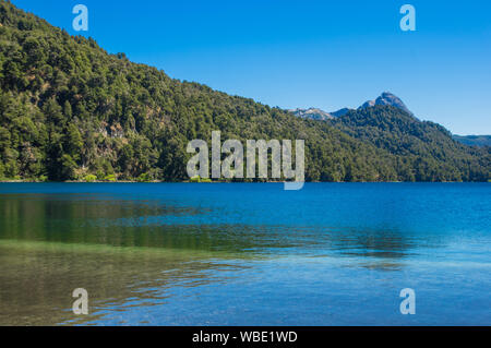 Lago Espejo Grande vicino a Villa La Angostura Neuquen in provincia, Argentina. Bel tramonto sul Lago Espejo Grande Foto Stock