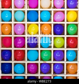 Piatto di raccolta dei laici di palloncini colorati in quadrato. Foto Stock
