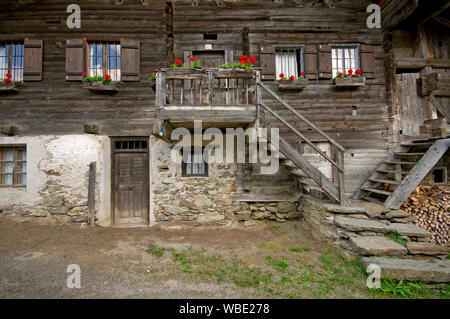 La facciata della vecchia cascina in Santa Gertrude, Val d'Ultimo (Val d Ultimo), Bolzano, Trentino Alto Adige, Italia Foto Stock