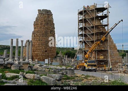 Il ripristino di manufatti storici richiede esperienza. lavori di restauro nella città antica di Antalya Foto Stock