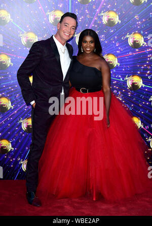 Craig Revel Horwood (sinistra) e Motsi Mabuse arrivando al tappeto rosso lancio di Strictly Come Dancing 2019, tenutosi presso il centro televisivo della BBC a Londra, Regno Unito. Foto Stock