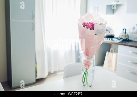 Bouquet di rose bianche sulla cucina. Moderna cucina design. Interno della cucina decorata con fiori. Accogliente appartamento Foto Stock