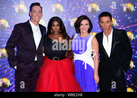 Craig Revel Horwood (sinistra), Motsi Mabuse, Shirley Ballas e Bruno Tonioli (destra) arrivando al tappeto rosso lancio di Strictly Come Dancing 2019, tenutosi presso il centro televisivo della BBC a Londra, Regno Unito. Foto Stock