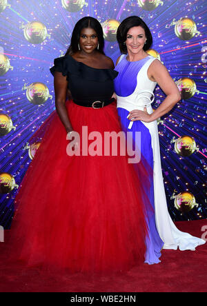 Motsi Mabuse (sinistra) e Shirley Ballas arrivando al tappeto rosso lancio di Strictly Come Dancing 2019, tenutosi presso il centro televisivo della BBC a Londra, Regno Unito. Foto Stock