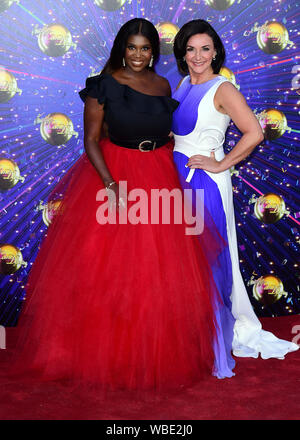 Motsi Mabuse (sinistra) e Shirley Ballas arrivando al tappeto rosso lancio di Strictly Come Dancing 2019, tenutosi presso il centro televisivo della BBC a Londra, Regno Unito. Foto Stock