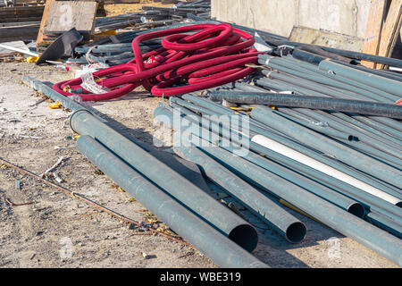 Edificio sito in costruzione. Tubi in PVC e altri materiali. Foto Stock