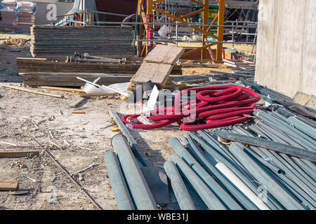 Edificio sito in costruzione. Tubi in PVC e altri materiali. Foto Stock