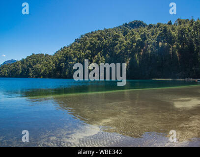 Lago Espejo Grande vicino a Villa La Angostura Neuquen in provincia, Argentina. Bel tramonto sul Lago Espejo Grande Foto Stock