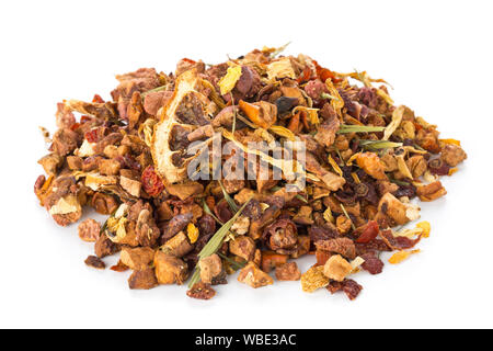 Cumulo di frutta secca di infusione del tè con arance e fragole miscelato con foglie di tè e un assortimento di erbe su sfondo bianco Foto Stock