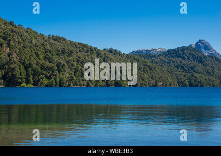 Lago Espejo Grande vicino a Villa La Angostura Neuquen in provincia, Argentina. Bel tramonto sul Lago Espejo Grande Foto Stock