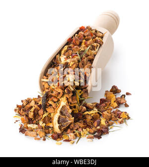 Cumulo di frutta secca di infusione del tè con arance e fragole miscelato con foglie di tè e un assortimento di erbe nel convogliatore di legno su sfondo bianco Foto Stock