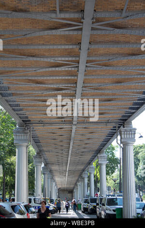 Il Viaduc du Boulevard Vincent Auriol (IV) portando la ferrovia del Boulevard Vincent Auriol, Parigi Francia Foto Stock