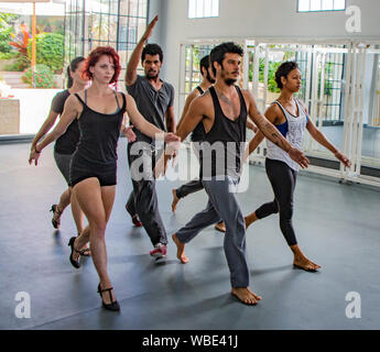 Danabierta Dance Troupe, L Avana, 20 Nov 2017 - Danza le prassi aziendali la loro ultima routine di prestazioni Foto Stock