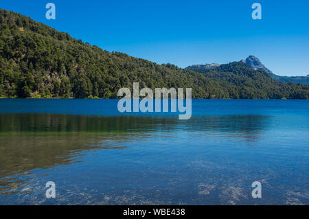 Lago Espejo Grande vicino a Villa La Angostura Neuquen in provincia, Argentina. Bel tramonto sul Lago Espejo Grande Foto Stock