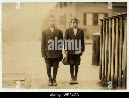 Frank Jarsoe [cioè Jarose?], (estremità sinistra), 7 Fayette San Mellins [cioè Mellens?] Corte, detto 11 anni. Pin boy in Les Miserables vicoli, reso $3.75 la scorsa settimana. Joe tessitore (estremità destra), 10 Mellens corte, detto 11 anni anche un pin boy, reso $2.13 la scorsa settimana. Questi ragazzi lavorare fino a mezzanotte ogni settimana la notte. Abstract: Fotografie dal record della Nazionale di Lavoro Minorile Comitato (USA) Foto Stock