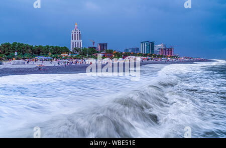 Batumi, Adjara/Georgia - Agosto 05 2019: Panorama di illuminata città turistica di sera Foto Stock