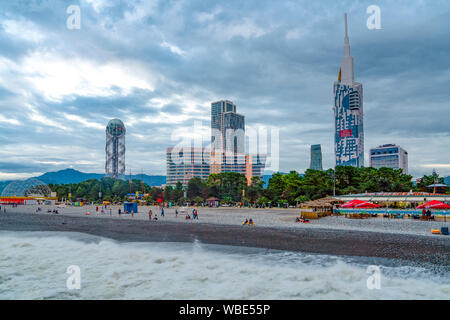 Batumi, Adjara/Georgia - Agosto 05 2019: Panorama di illuminata città turistica di sera Foto Stock