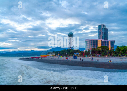 Batumi, Adjara/Georgia - Agosto 05 2019: Panorama di illuminata città turistica di sera Foto Stock