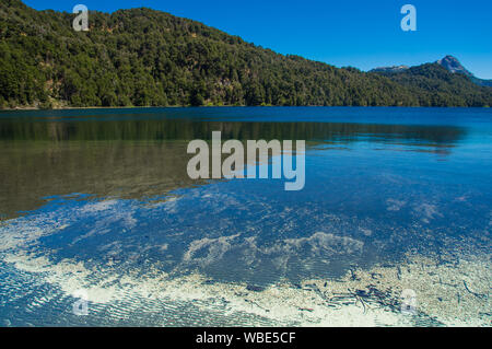 Lago Espejo Grande vicino a Villa La Angostura Neuquen in provincia, Argentina. Bel tramonto sul Lago Espejo Grande Foto Stock