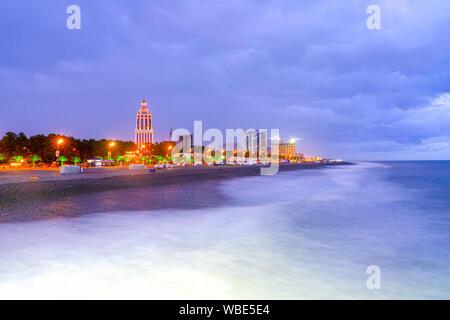 Batumi, Adjara/Georgia - Agosto 05 2019: Panorama di illuminata città turistica di sera Foto Stock