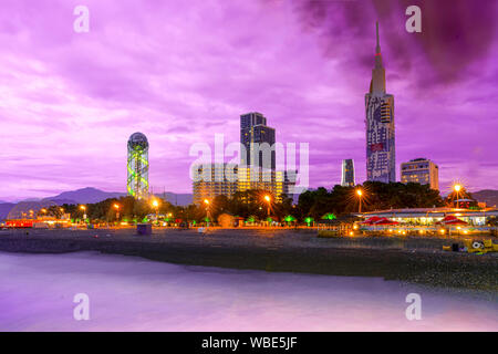 Batumi, Adjara/Georgia - Agosto 05 2019: Panorama di illuminata città turistica di sera Foto Stock