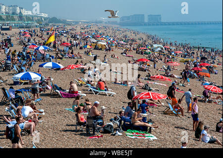 Le persone accorrono per la spiaggia di Brighton a prendere il sole e nuotare nel record temperature calde di estate 2019. Foto Stock