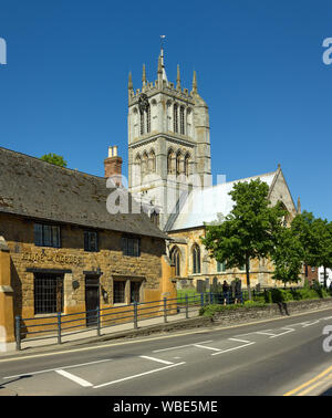 St Mary's Church e Anne of Cleves Public House a Melton Mowbray, Leicestershire, Inghilterra, Regno Unito Foto Stock