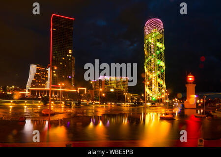 Batumi, Adjara/Georgia - Agosto 05 2019: Panorama di illuminata città turistica di sera Foto Stock