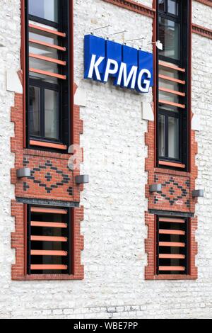 Chalon sur Saone, Francia - 22 Giugno 2019: KPMG edificio per uffici. KPMG è una delle più grandi le società di servizi professionali in tutto il mondo Foto Stock