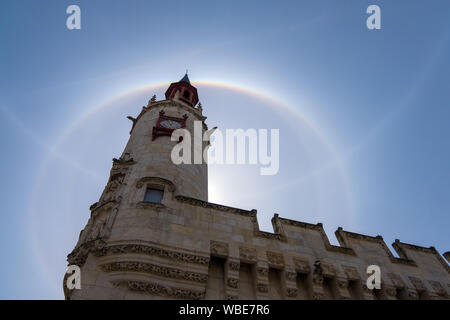 La Rochelle, Francia - 7 Maggio 2019: Sun oltre la torre del Municipio di La Rochelle Francia Foto Stock