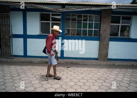 Strade scene nel villaggio di montagna di Cerro de Oro, un piccolo paese impoverito sulla sponda nord del lago Atitlan, Solola in Guatemala altipiani centrali. La zona è una popolare destinazione per gli escursionisti arrampicata nei dintorni di vulcani. Foto Stock