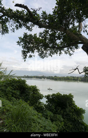 Il 8 agosto, 2019, Città del Guatemala, Guatemala: un pescatore nelle prime ore del mattino sul lago Amatitlan al di fuori di Città del Guatemala. Il lago poco profondo (33 metri) è affetto da un grave inquinamento problemi come l'acqua è sicuro per bere. (Credito Immagine: © Bob Daemmrich/ZUMA filo) Foto Stock